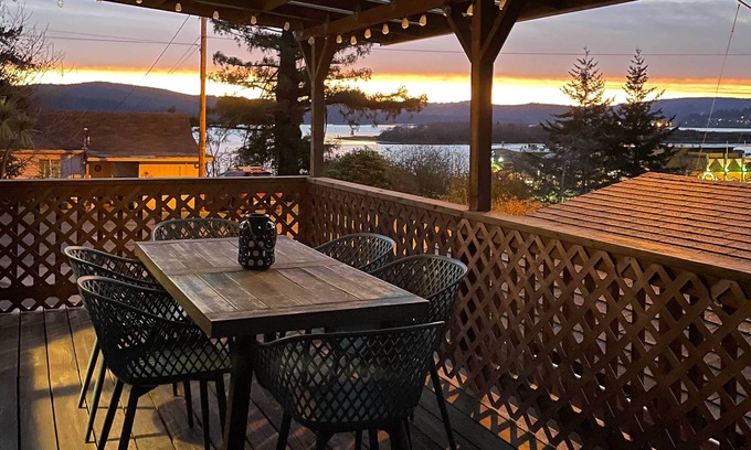 North Bend House | Pet-Friendly North Bend Home w/Bay Views!