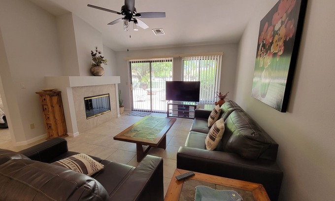Casas Adobes House | Pet Friendly Omni Golf Course Views from Open floor plan with yard-garage