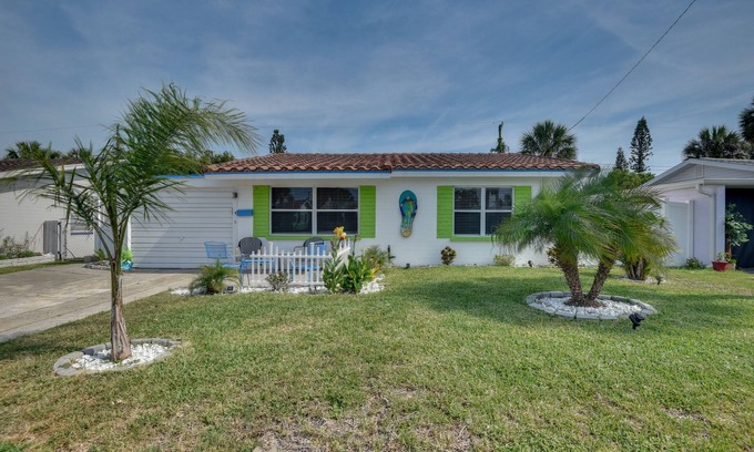 Ormond Ocean Gard House | Pet-Friendly Ormond Beach Home w/Fire Pit!