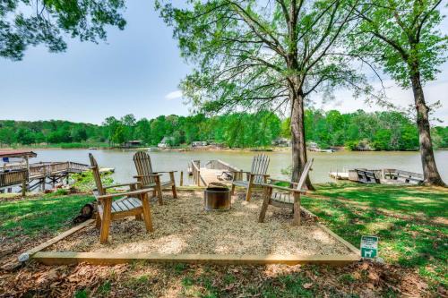 Southmont House | Pet-Friendly Paradise with Private Dock in Lexington