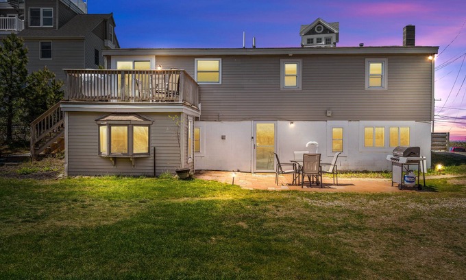 Newbury Apartment | PET FRIENDLY -Plum Island Oasis - Walk to Beach - Fire Pit