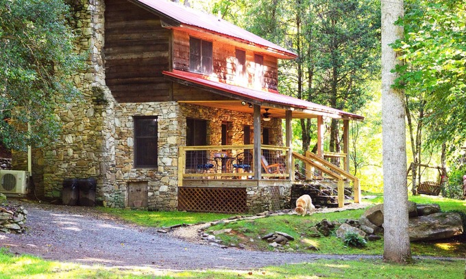 Cherokee Cabin | Pet Friendly, Polar Express, Hot tub, babbling creek