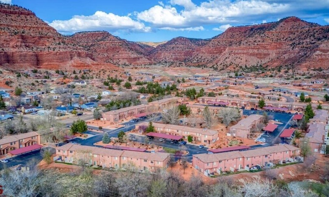 Kanab Condo | Pet Friendly pool and hot tub! Close to Zion!