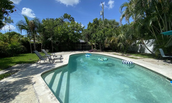 North Central Hollywood House | Pet friendly Pool Home in Hollywood Close to Beaches Airport Stadium Sleeps 8
