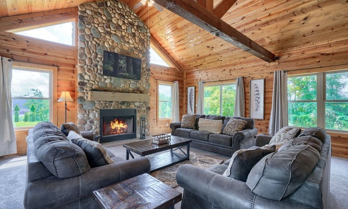Rockbridge Cabin | Pet friendly pool lodge less than 2 miles from Cantwell Cliffs!
