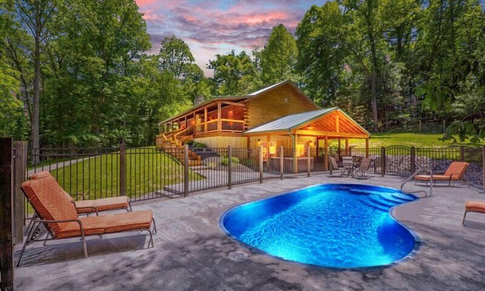 Logan Cabin | Pet-friendly pool lodge with 5 br, 3.5 ba!