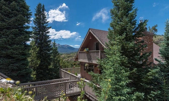 Dillon House | Pet Friendly! Private Hot Tub. Easy Drive to Dining, Shops, Concerts, Marina