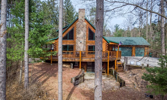 Waupaca Cabin | Pet friendly, Private Lot - Great for Families and Groups!