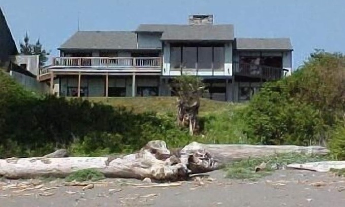 Brookings House | Pet Friendly, Private Trail to the Beach - 2 Bedroom