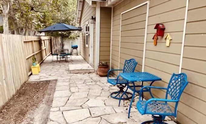 Seguin Cottage | Pet Friendly - Quaint Seguin Cottage - Convenient to Downtown