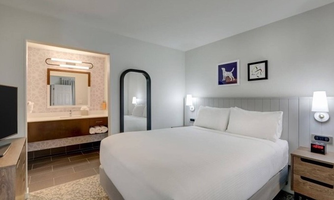 Sunnyvale Resort | Pet Friendly Queen Suite, Pool and Gym Access! Near Shoreline Amphitheatre