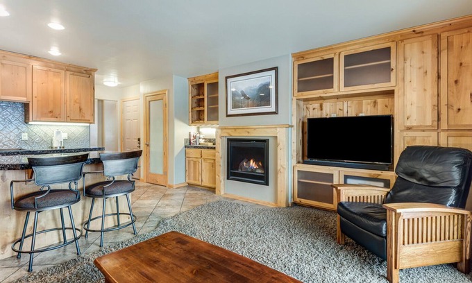 Bend Condo | Pet Friendly Riverfront Condo, Downtown Bend