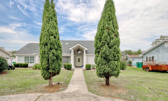 Surfside Beach House | Pet Friendly- Sleeps 10 -Less than 1 mile to beach - hot tub & kayaks!