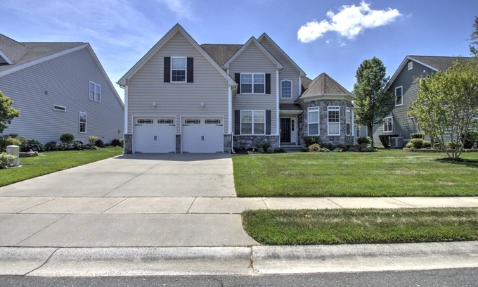 Villages of Five Points House | Pet Friendly, Sleeps 10, 2 Community Pools, 4 Bikes, and Free Amenities, 10 Mins to the Beach