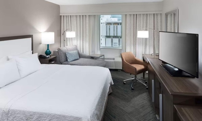 Downtown Fort Lauderdale Hotel | Pet-Friendly Stay with Pool Access and Complimentary Hot Breakfast Daily
