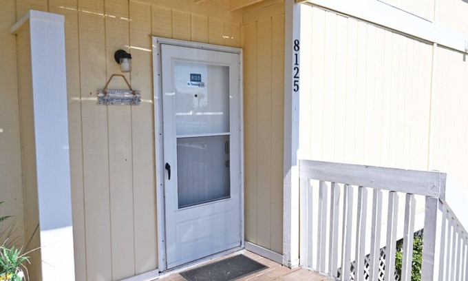 Holiday Isle Condo | Pet Friendly Studio Condo at Sandpiper Cove 8125 in Destin, FL Free Beach Service!