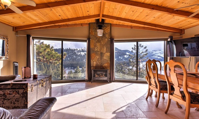 Truckee House | Pet-Friendly Truckee Home w/Panoramic Lake Views!