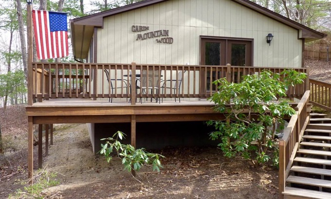 Lyndhurst Cabin | Pet Friendly Two Bedroom in Blue Ridge Mtns