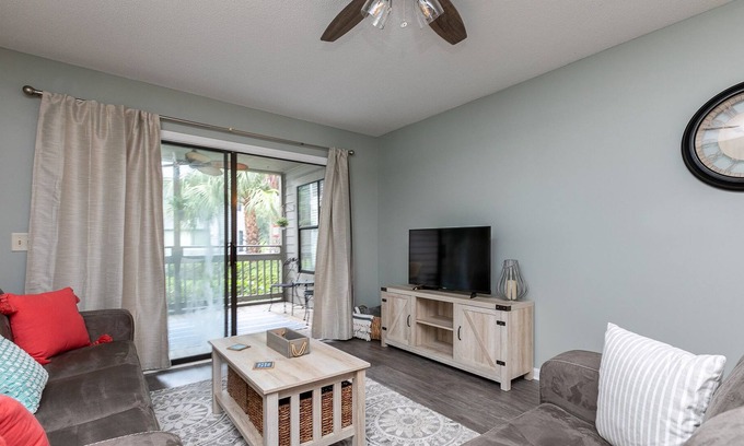 Hilton Head Island Condo | Pet Friendly - Near the Beach 2 Bed/2 Bath TreeTops Condo