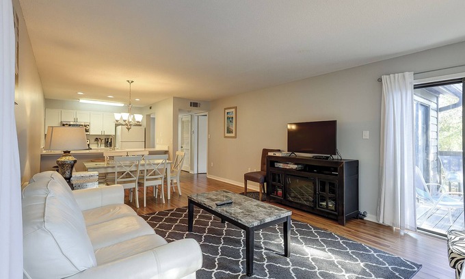 Palmetto Dunes Villa | Pet Friendly! 2 Bedroom/3 Bathroom Second Floor Updated Villa Close to Beach