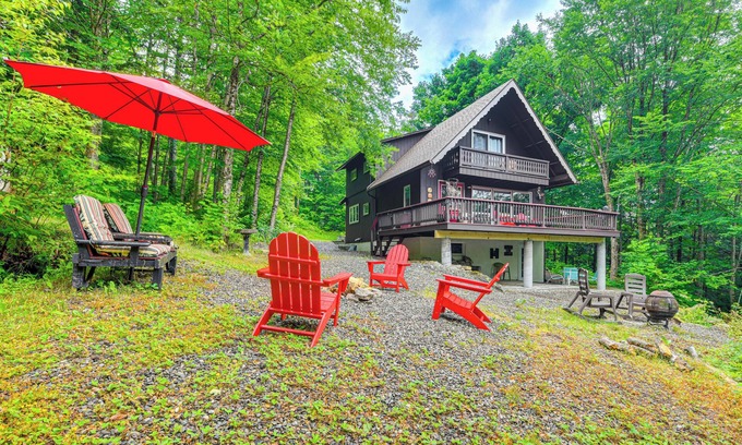 Montgomery Center House | Pet-Friendly Home w/Deck: 4 Mi to Jay Peak Resort