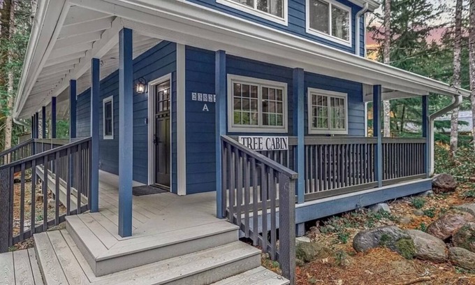 Welches Cabin | Pet friendly cabin with WiFi, AC and workspace in gorgeous Mount Hood Village