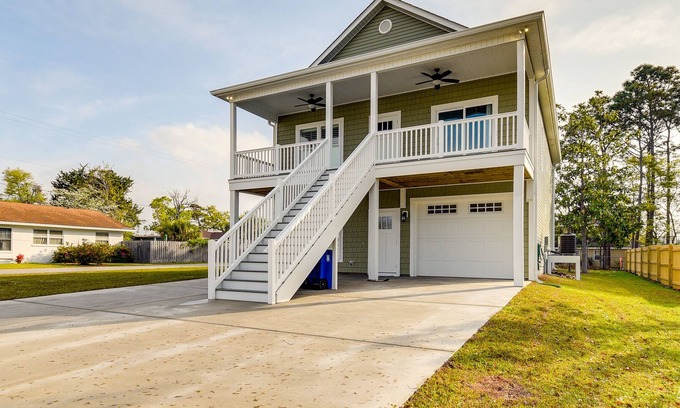 Crescent Beach House | Pet-Friendly Home < Half-Mi to North Myrtle Beach!