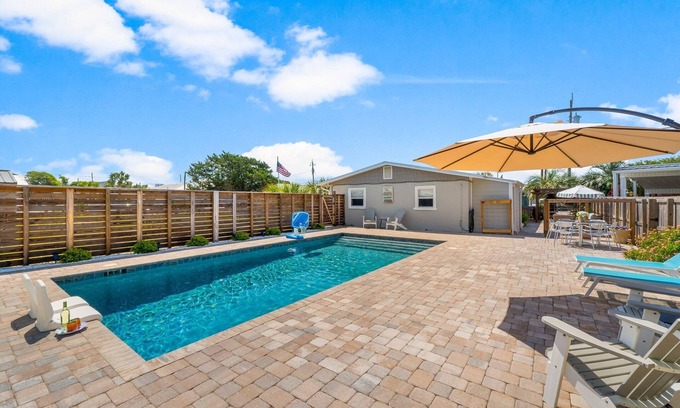 Kiska Beach House | PET FRIENDLY! CLOSE TO 3 BEACH ACCESS POINTS! PRIVATE POOL! 6 SEATER GOLF CART AVAILABLE! 4/2 BUNGALOW SLEEPS 10!