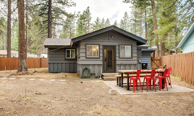 Tahoe Island House | Pet-Friendly Home 4 Mi to Pope Beach!
