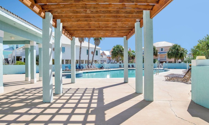 Fort Morgan House | Pet-friendly w/community pool in peaceful Ft. Morgan