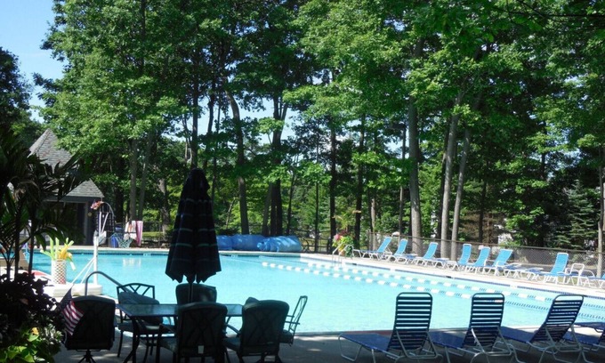 Hidden Valley House | 🐾 🏊‍♀️ Pet-Friendly w/Pool Access, Fire Pit, Game Room & Outdoor Fun 🔥🎾
