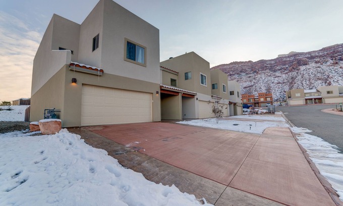 Moab South Valley Condo | PetFriendlyHome/Private HOT TUB with a lots of space to relax inside and outside