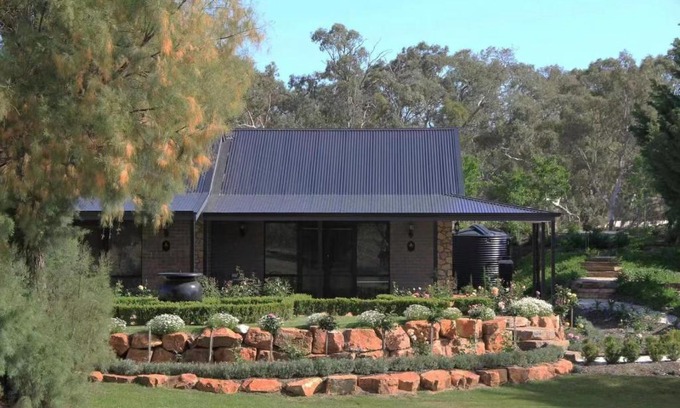 Rowland Flat Ski Chalet | Petit Verdot Cottage - A Vineyard Retreat in Barossa Valley