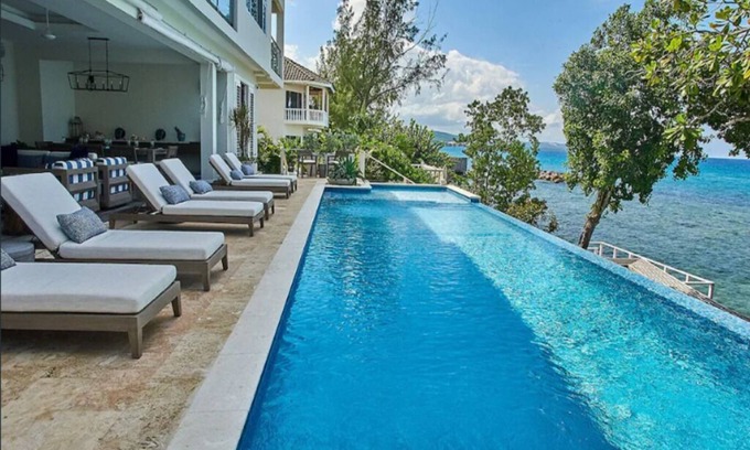 Runaway Bay Villa | Petite Paradise - 4 Bedroom Beachfront Oasis