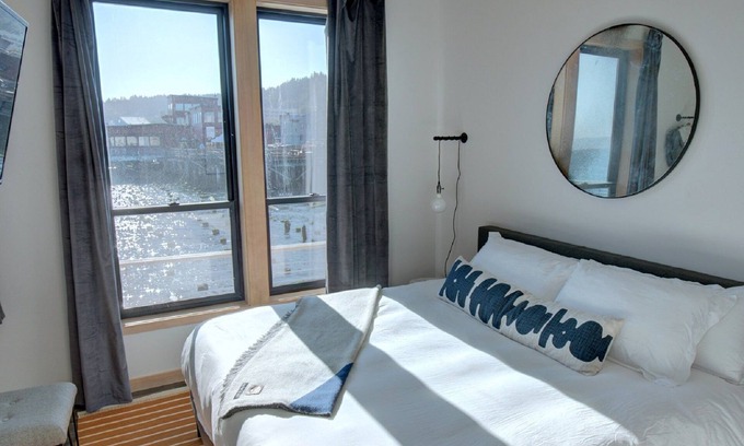 Astoria Hotel | Pets Allowed, River View King Room at Bowline Hotel