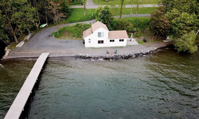 Romulus Cottage | Pets Welcome. Private. Right on the Lake.