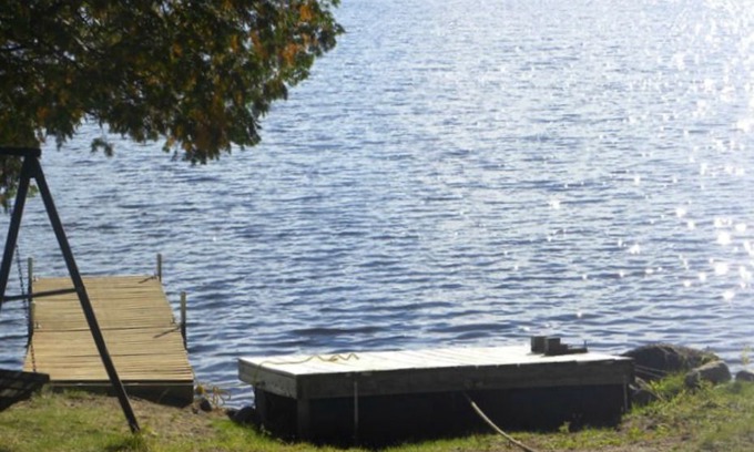 Michigamme Cabin | PETTICOAT LAKE CABIN (Michigamme) Cozy, lakefront cottage-Sleeps 4, pets welcome, cable tv!