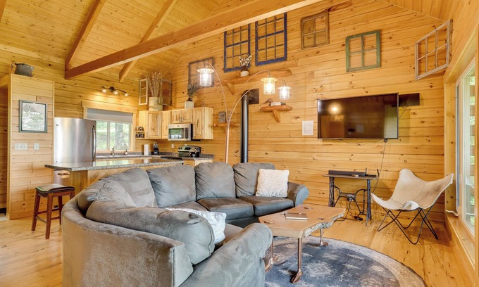 Mindoro Cabin | 'Pettinger' Getaway w/Views in Mindoro!