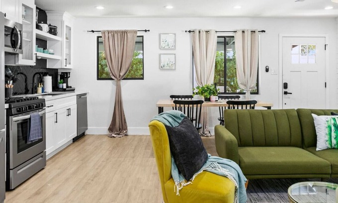 Camelback East House | Phoenix Escape: Modern & Private | Kitchen w/King