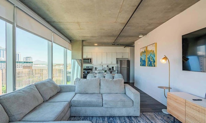 Downtown Phoenix Apartment | Phoenix Getaway+3BR+75"SmartTV+Pool+Downtown+Gym