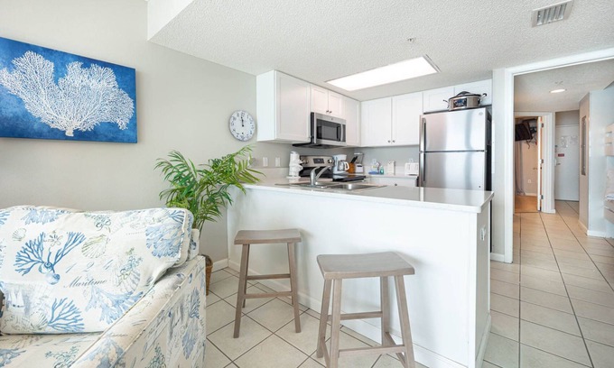 Gulf Shores Condo | Phoenix Hotels ~ GULF FRONT Hotel Suite! Full Kitchen - Bunks
