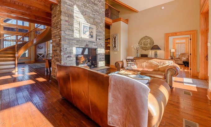 Jefferson House | Phoenix Mountain Lodge on Twickenham estate