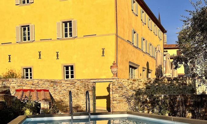 Bucine House | Piano Nobile in historic palazzo with garden and pool