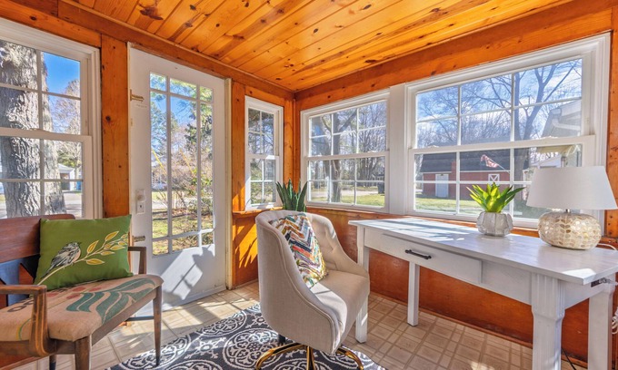 Douglas House | Piccolo Cottage - Great Location - Walking distance to Douglas Beach!