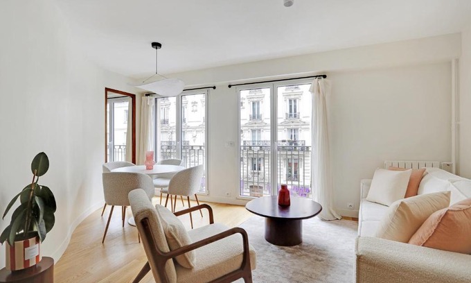 Quartier de l'Ecole-Militaire Apartment | Pick A Flat's Apartment in Saint-Germain - Rue de Sèvres