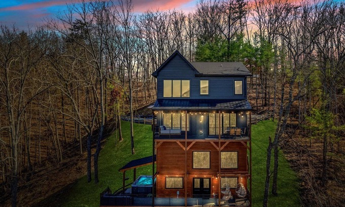 Gatlinburg - Pigeon Forge Cabin | Pickleball and Basketball Court Modern Cabin Sleeps 24 Soccer Pools Badmitton