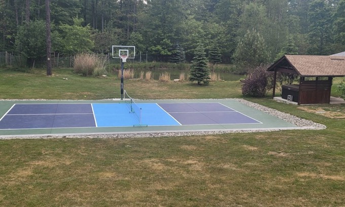 White Haven House | Pickleball/Basketball 11 BR 6.5 BA Sauna HotTub Pool TablenFREE Tesla EV Charger