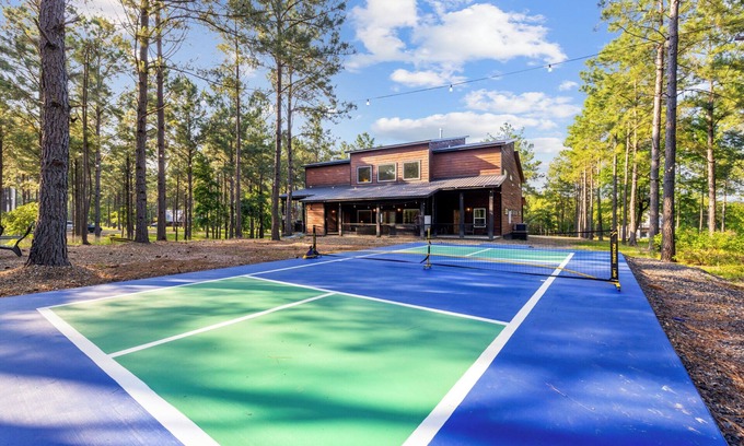 Broken Bow Cabin | Pickleball/Bowling/MiniGolf/Sauna/7 Beds Sleeps31!
