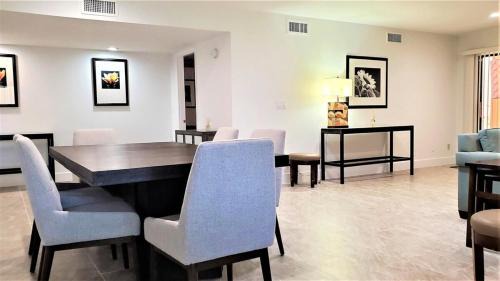 South Scottsdale House | Pickleball, Tennis, Pool Spa, Bike Trail, Private