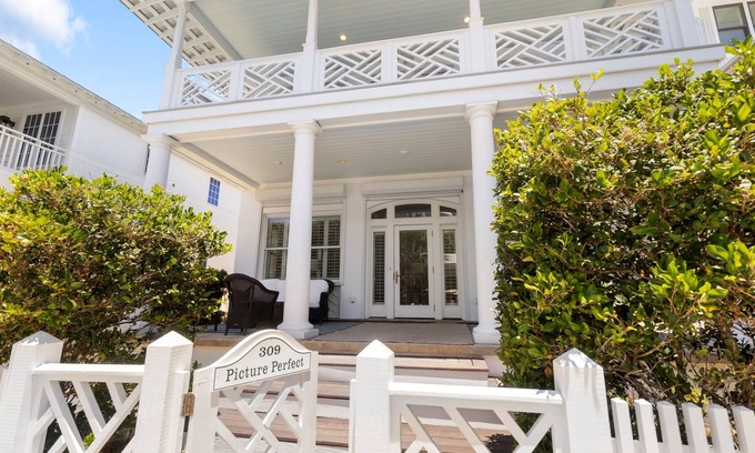 Sunnyside House | Picture Perfect! Carillons Hidden Gem.3BR, sleeps 6-8, Almost Beachfront.